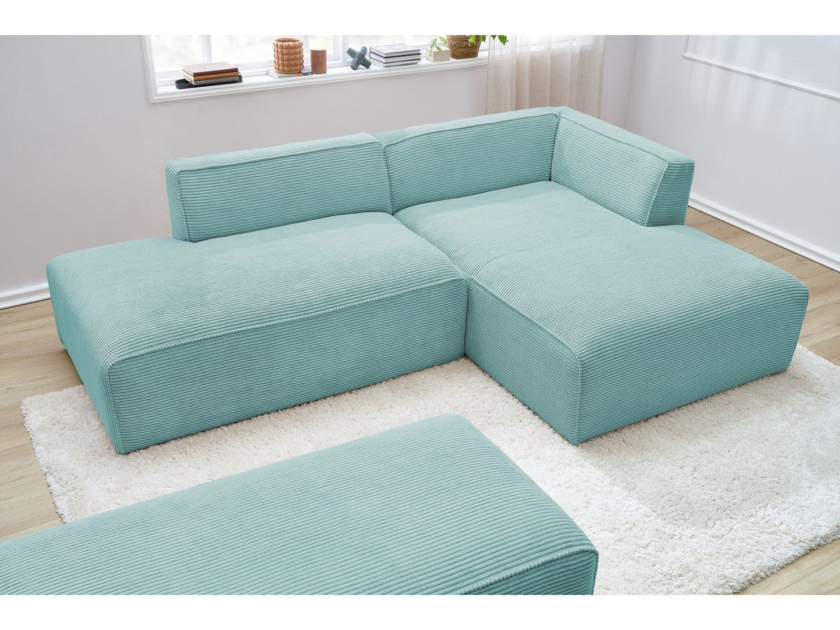 Kampinė sofa MEGEVE su pufu, šviesiai mėlyna, pufas lengvai keičia erdvę