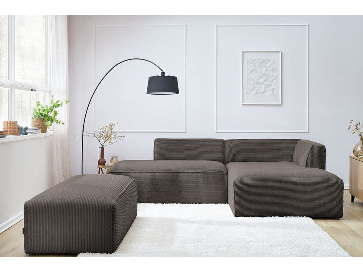 Modulinė kampinė sofa MEGEVE su pufu ruda dešinė natūralių spalvų interjerui
