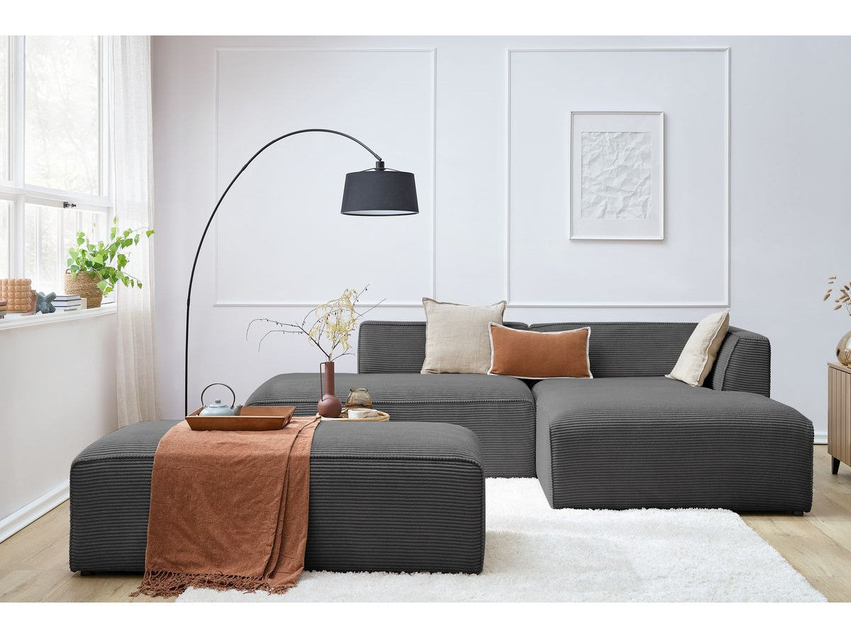Modulinė kampinė sofa MEGEVE su pufu, tamsiai pilka erdviai šeimos zonai