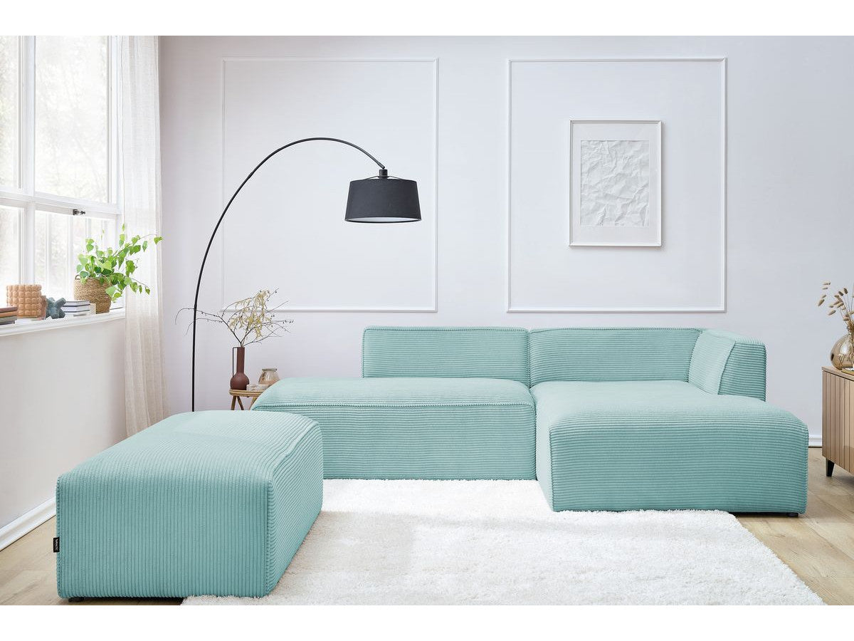 Kampinė sofa MEGEVE su pufu, šviesiai mėlyna, pufas kaip improvizuotas staliukas