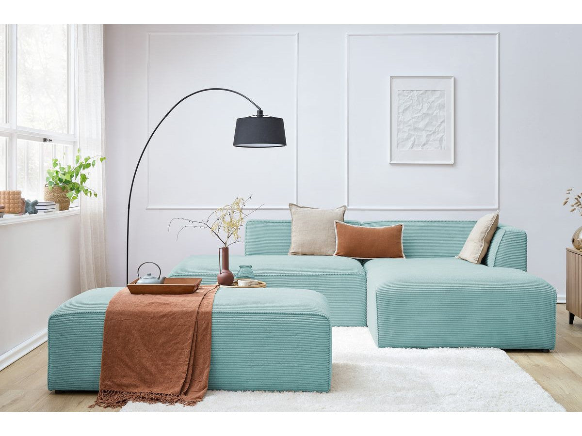 Kampinė sofa MEGEVE su pufu, šviesiai mėlyna, be porankių moderniai svetainei