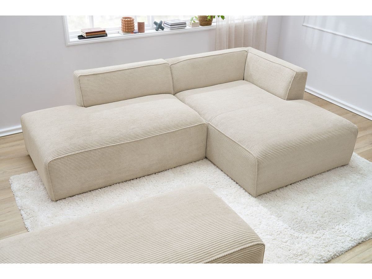 Modulinė kampinė sofa MEGEVE su pufu smėlio dešinė šviesiai namų atmosferai
