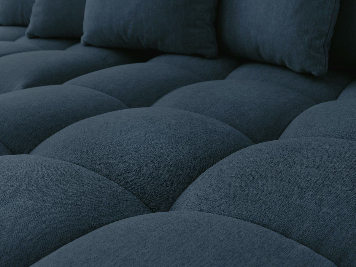 Kampinė sofa MONT-BLANC su pufu, tamsiai mėlyna svetainės interjere