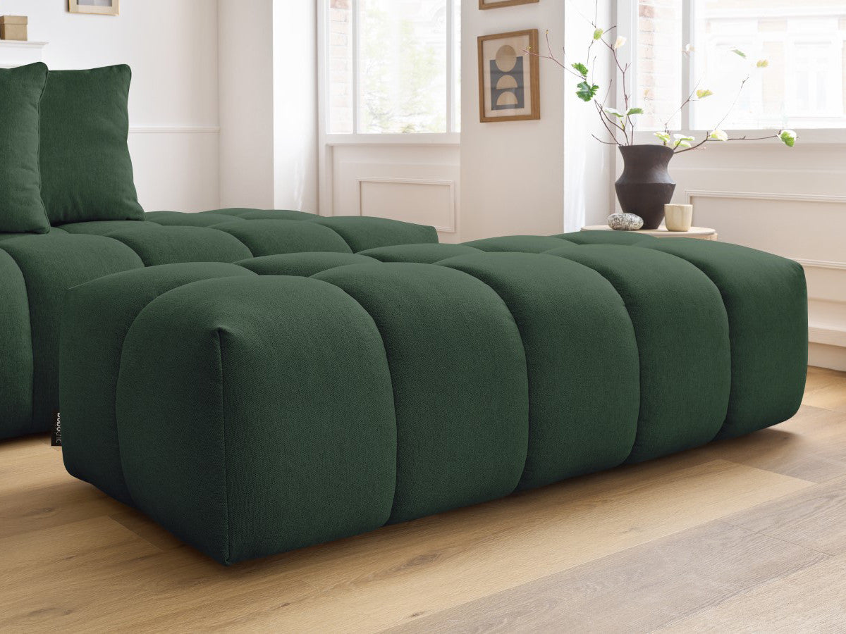 Kampinė sofa MONT-BLANC su pufu, žalia moderniame interjere
