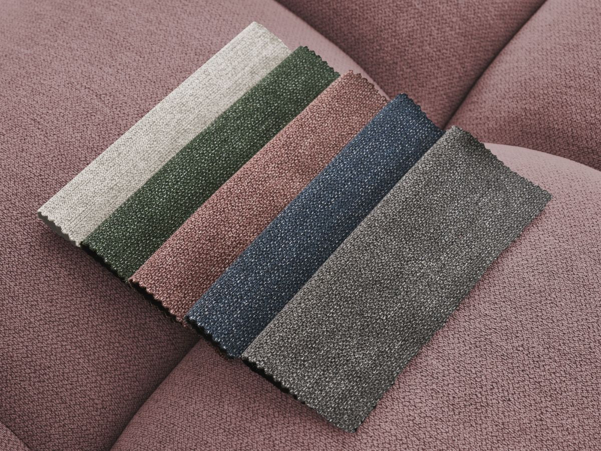 Kampinė sofa MONT-BLANC su pufu, rožinė šalia kavos staliuko