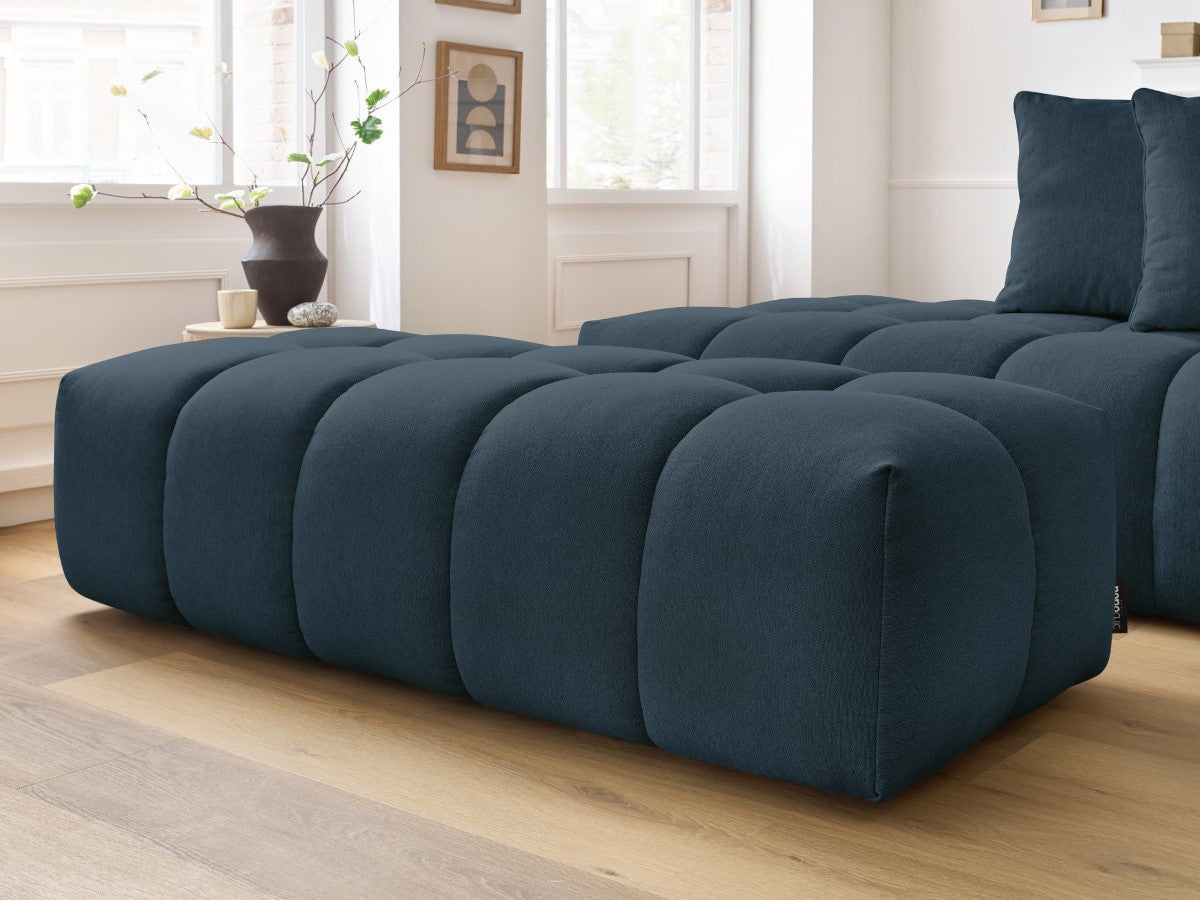 Kampinė sofa MONT-BLANC su pufu, tamsiai mėlyna moderniame interjere