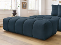 Kampinė sofa MONT-BLANC su pufu, tamsiai mėlyna moderniame interjere