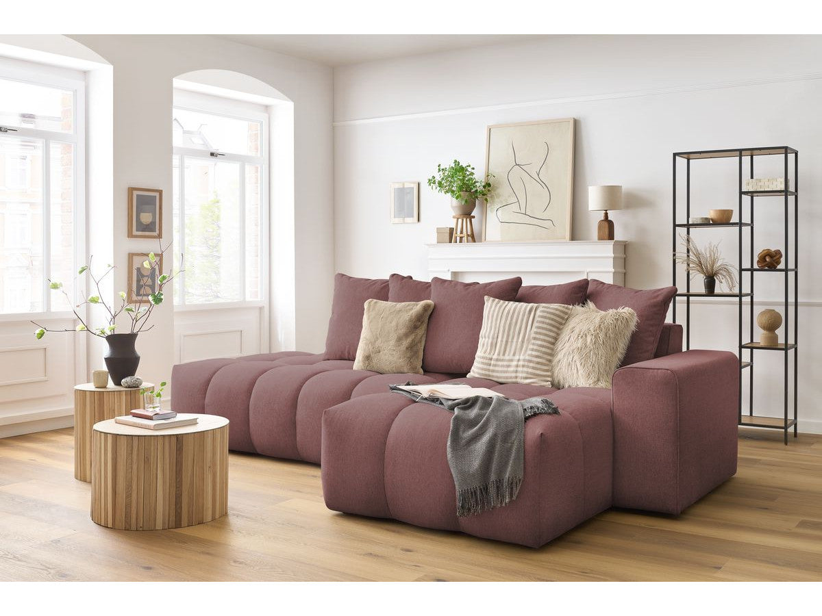 Kampinė sofa MONT-BLANC, rožinė šalia kavos staliuko