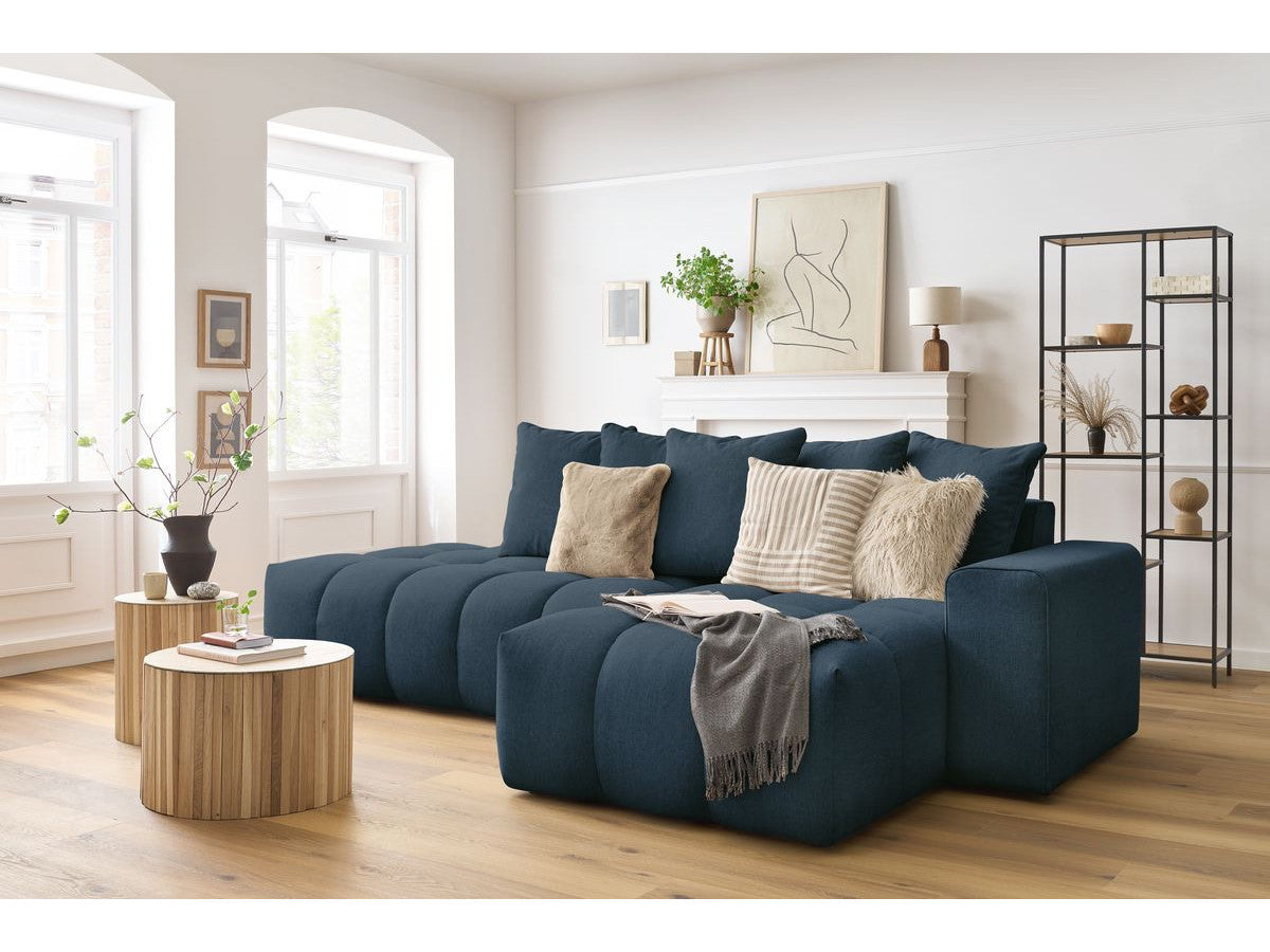 Kampinė sofa MONT-BLANC, tamsiai mėlyna šalia kavos staliuko