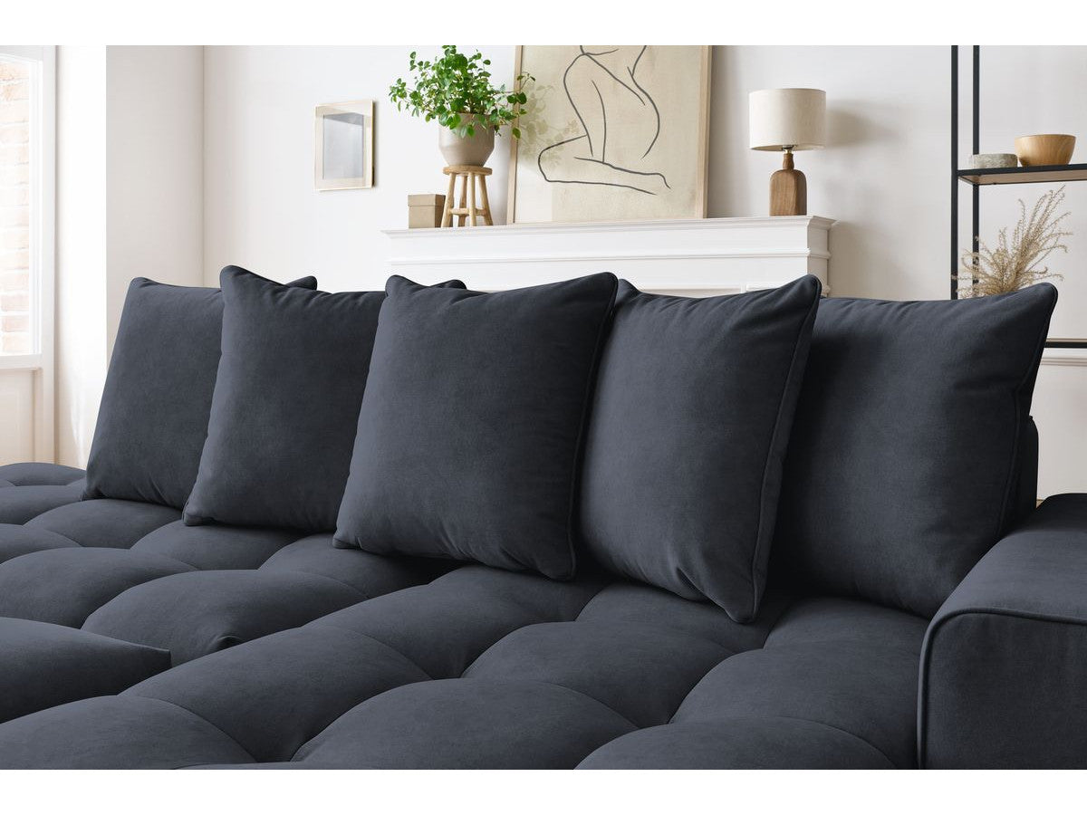 Kampinė sofa MONT-BLANC su pufu, veliūras, tamsiai mėlyna svetainės interjere