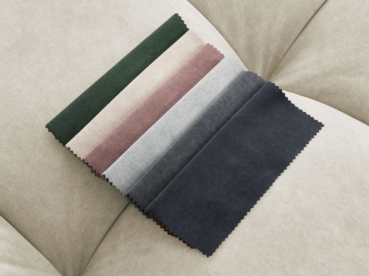 Kampinė sofa su pufu MONT-BLANC, veliūras, smėlinė šalia kavos staliuko
