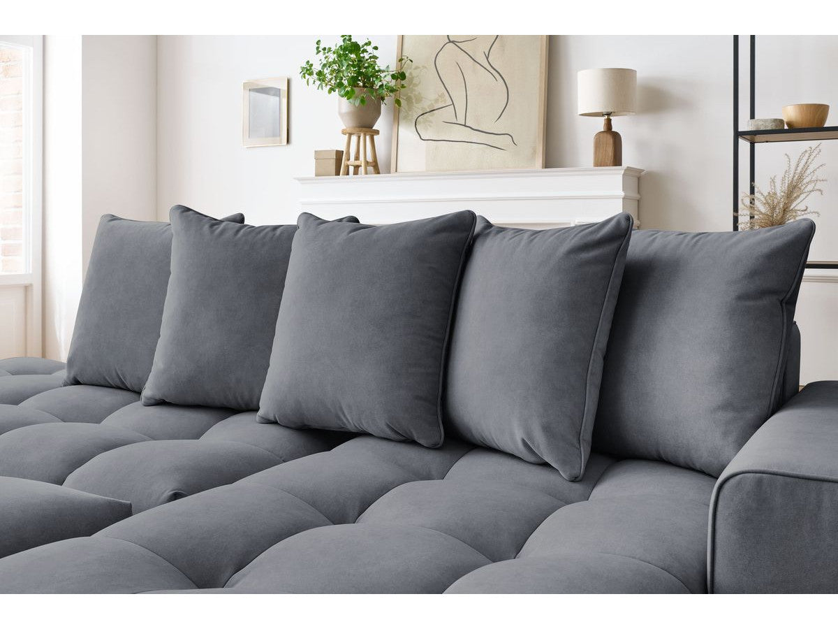 Kampinė sofa MONT-BLANC su pufu, veliūras, tamsiai pilka svetainės interjere