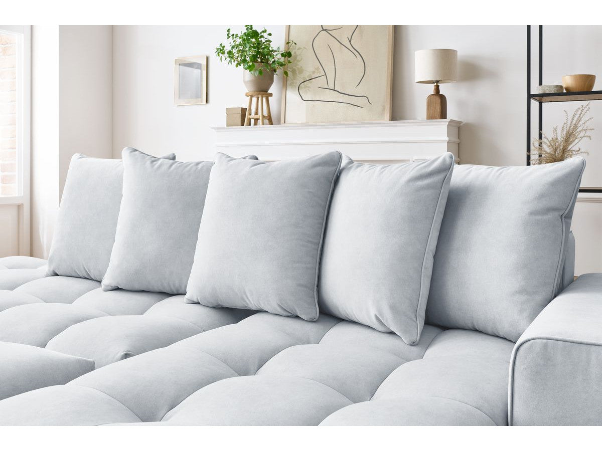 Kampinė sofa MONT-BLANC su pufu, veliūras, šviesiai pilka svetainės interjere