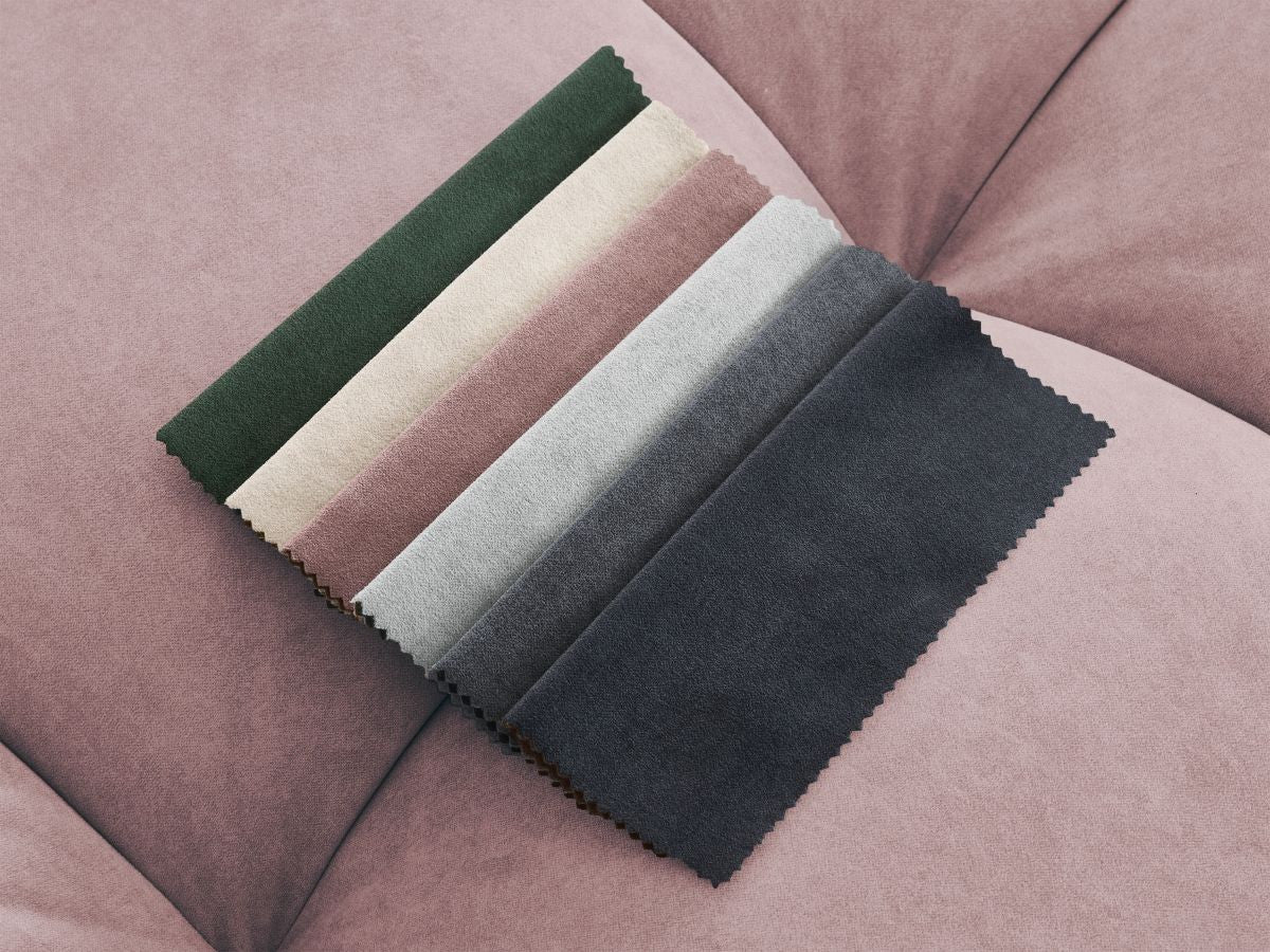 Kampinė sofa su pufu MONT-BLANC, veliūras, rožinė šalia kavos staliuko