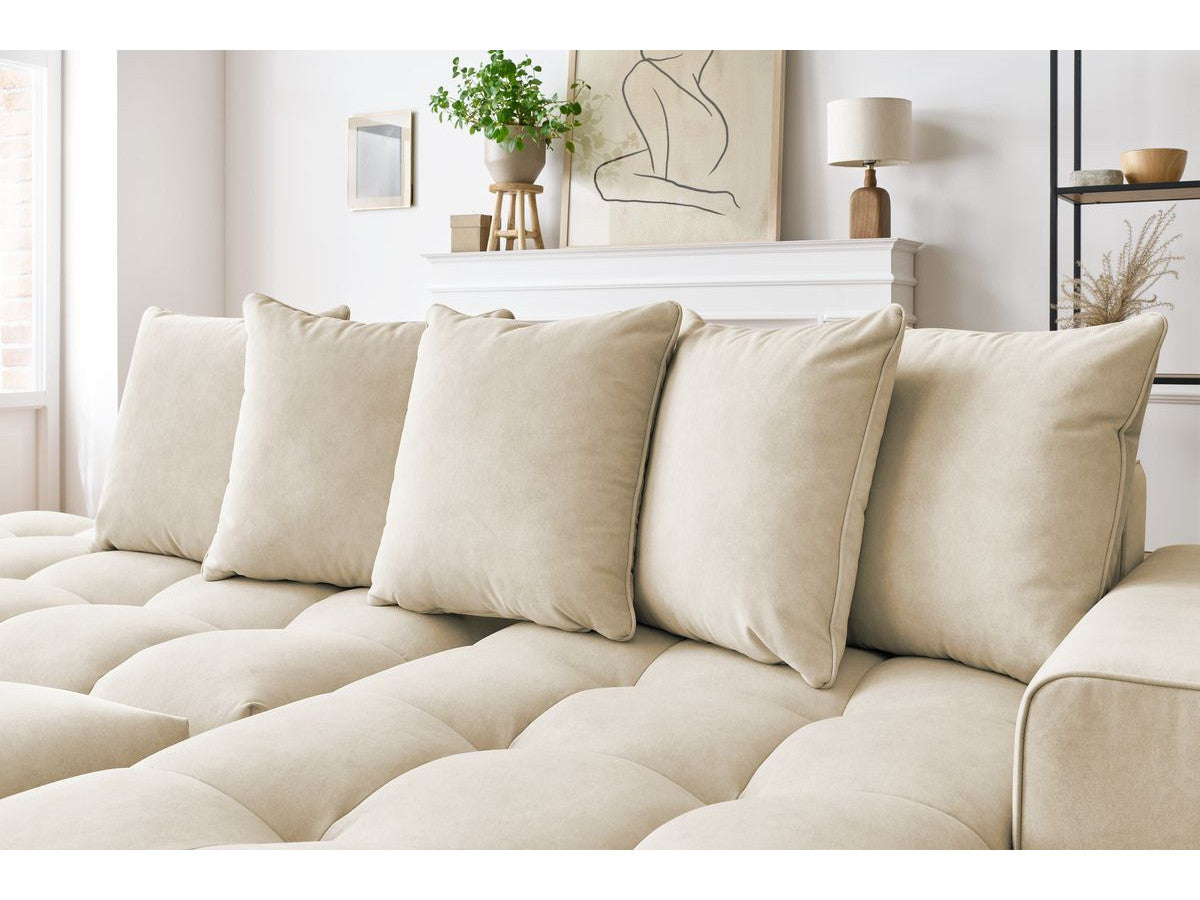 Kampinė sofa su pufu MONT-BLANC, veliūras, smėlinė svetainės interjere