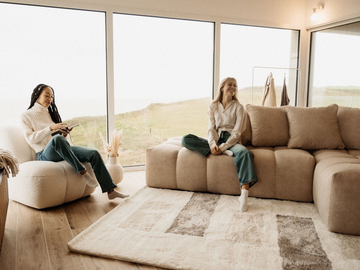 Kampinė sofa MONT-BLANC, veliūras, smėlinė svetainės interjere