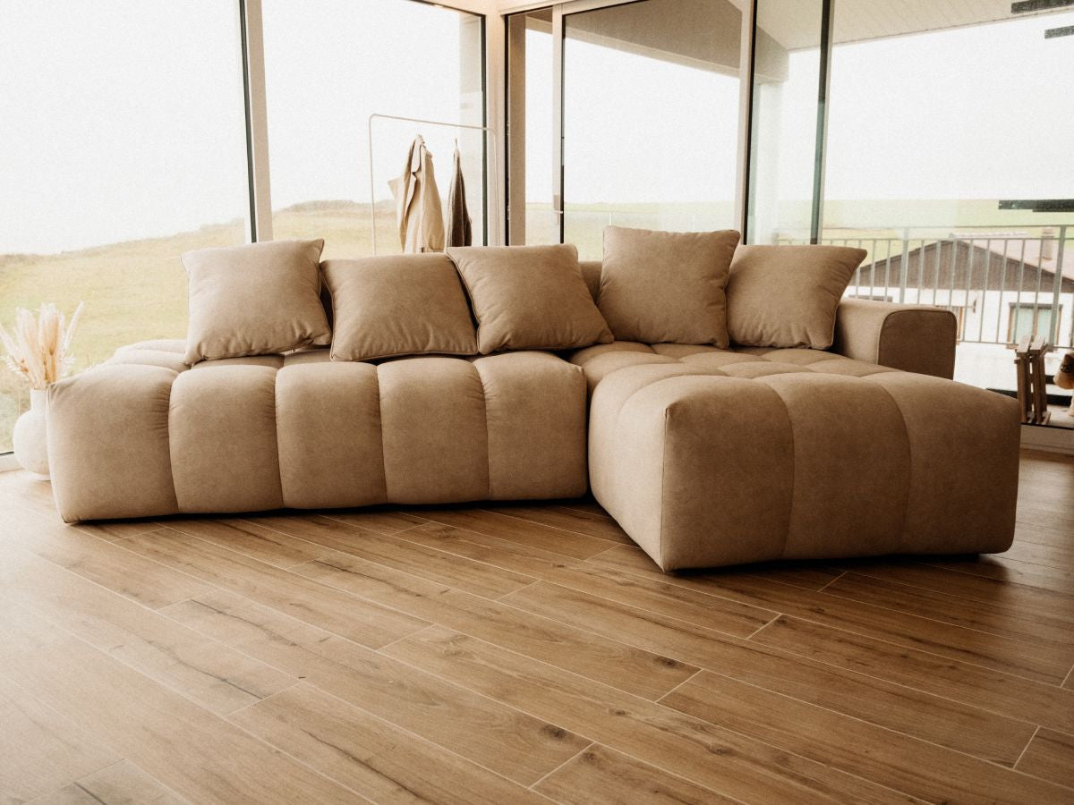 Kampinė sofa MONT-BLANC, veliūras, smėlinė moderniame interjere