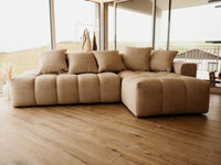 Kampinė sofa MONT-BLANC, veliūras, smėlinė moderniame interjere