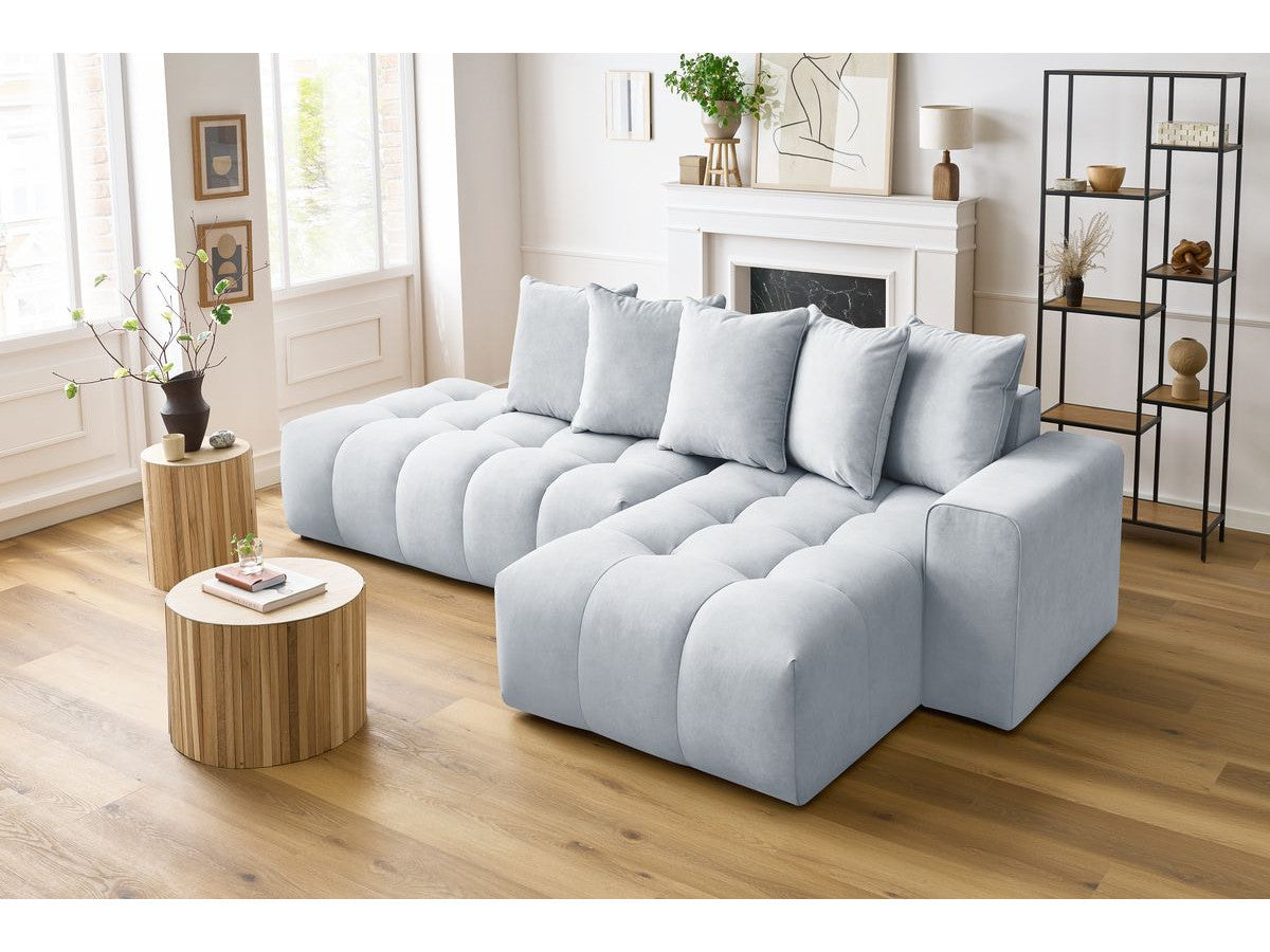 Kampinė sofa MONT-BLANC, veliūras, šviesiai pilka svetainės interjere
