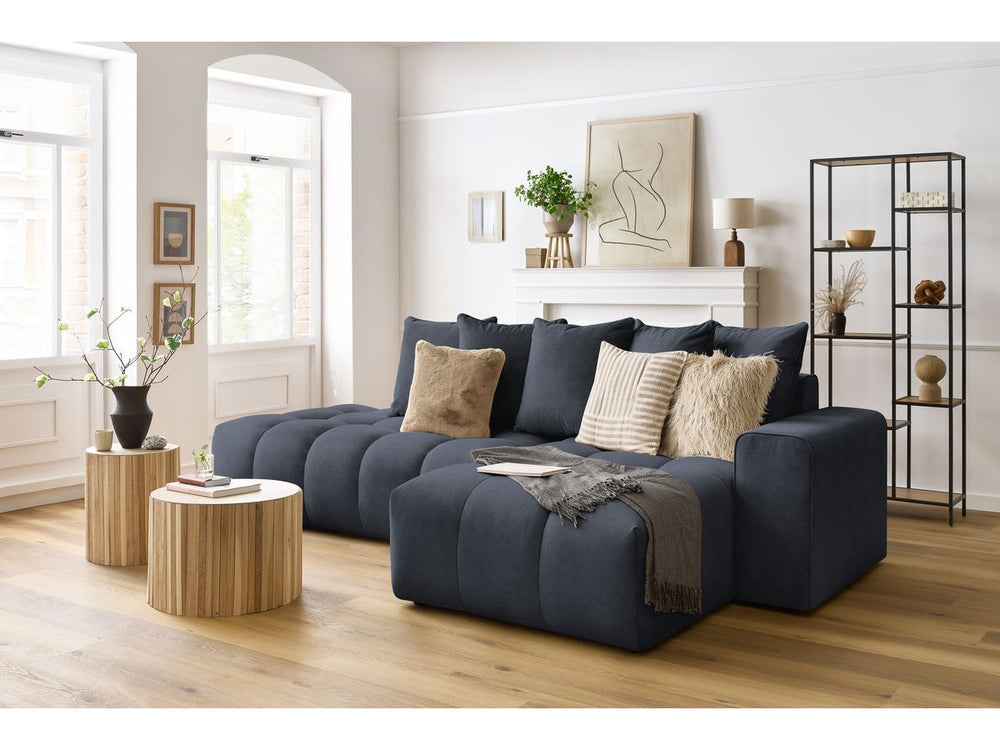 Kampinė sofa MONT-BLANC, veliūras, tamsiai mėlyna šalia kavos staliuko