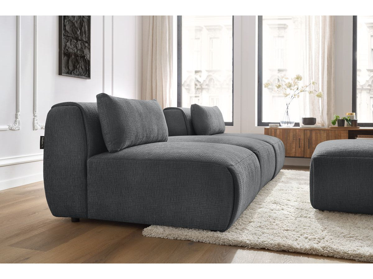Sofa JEANNE, 3 vietų su pufu, tamsiai pilka svetainės interjere