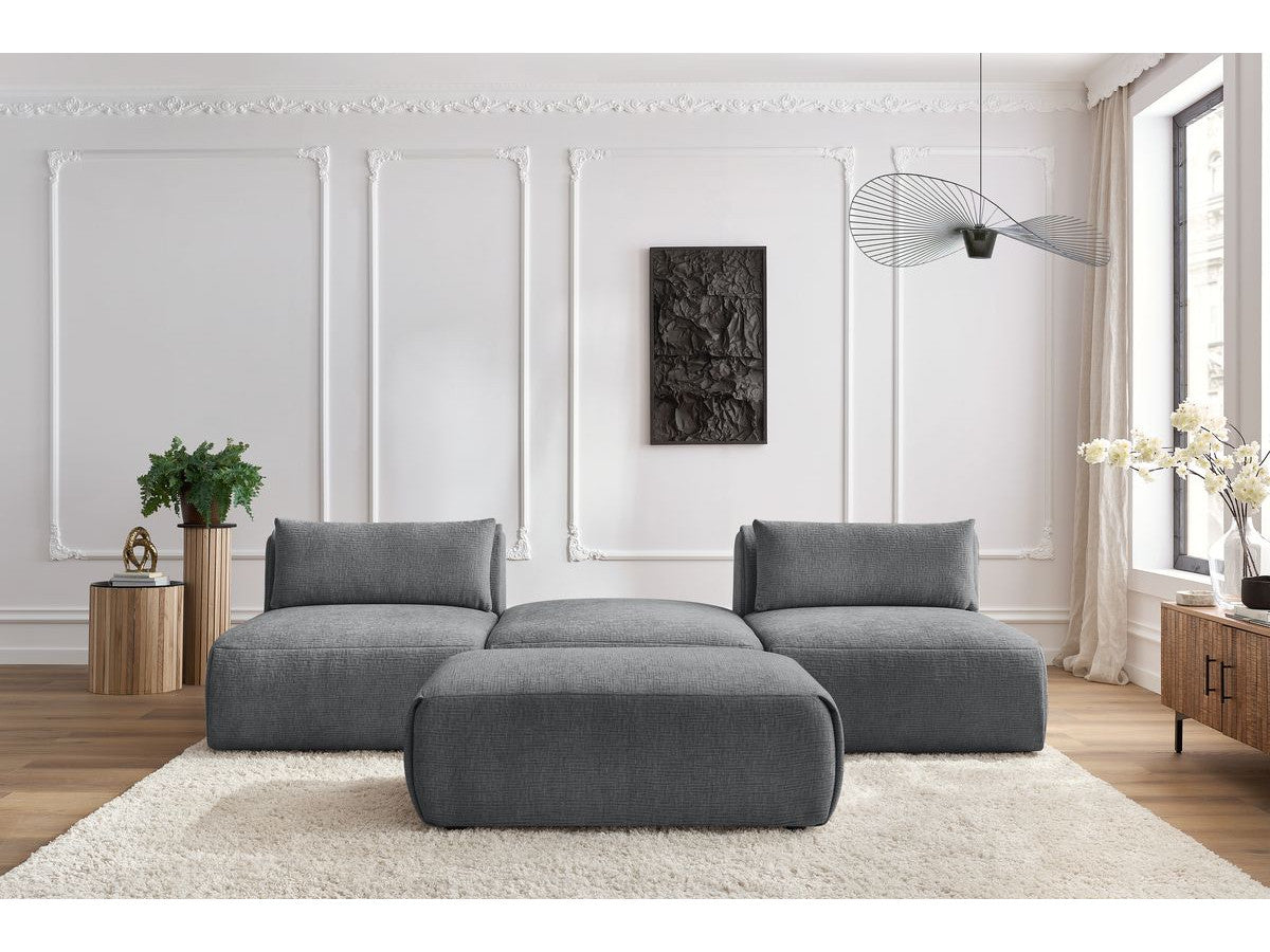 Sofa JEANNE, 3 vietų su pufu, tamsiai pilka šalia kavos staliuko