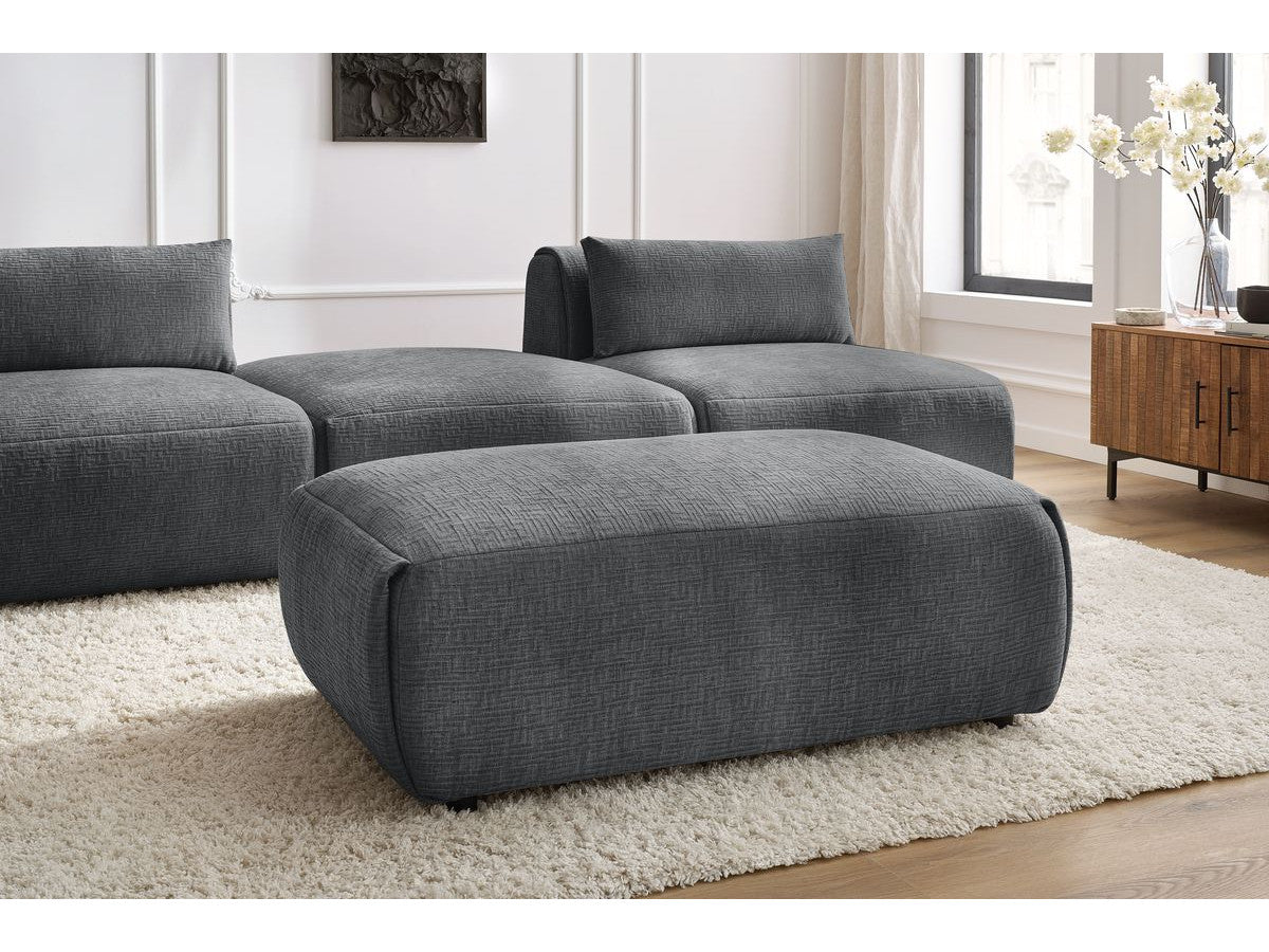 Sofa JEANNE, 3 vietų su pufu, tamsiai pilka moderniame interjere