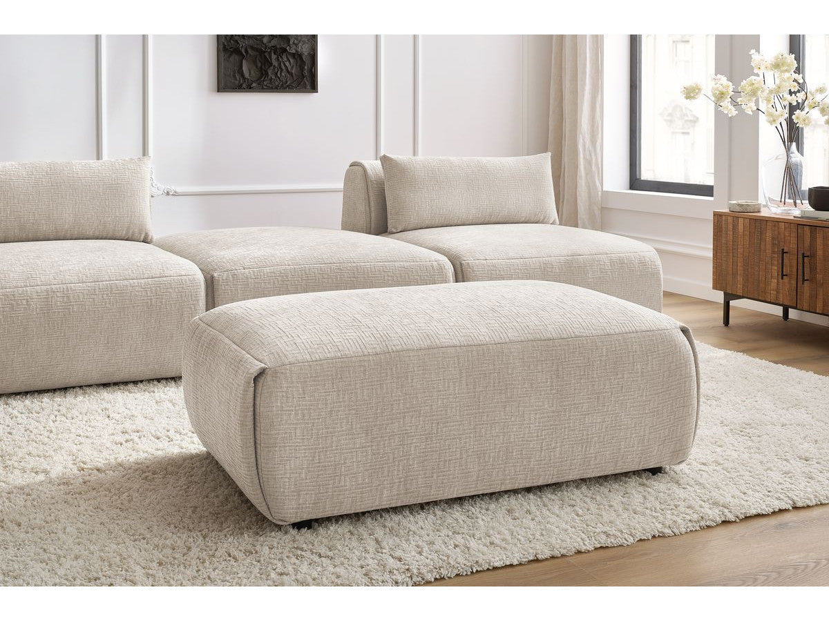 Sofa JEANNE, 3 vietų su pufu, smėlinė moderniame interjere