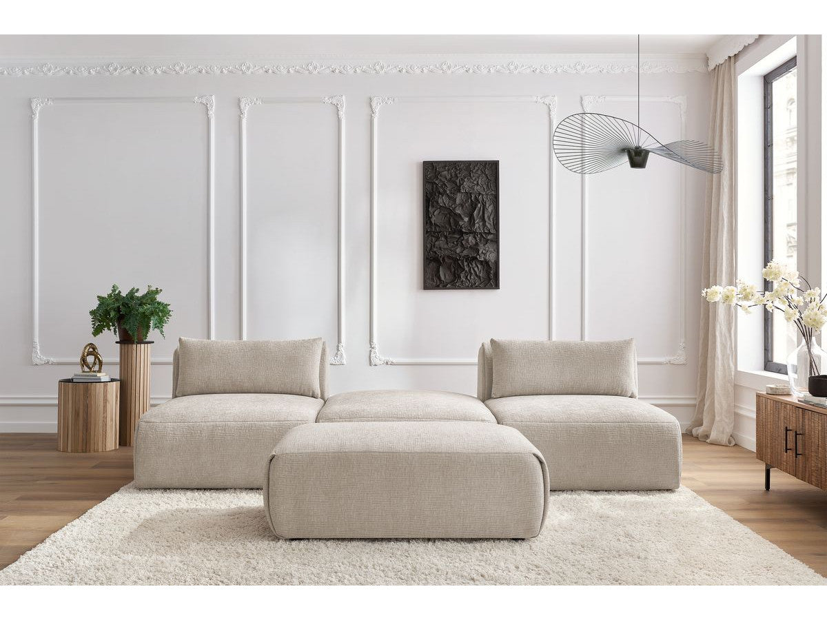 Sofa JEANNE, 3 vietų su pufu, smėlinė šalia kavos staliuko