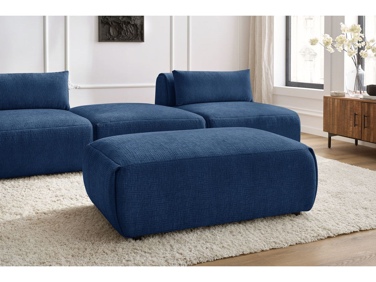Sofa JEANNE, 3 vietų su pufu, tamsiai mėlyna moderniame interjere