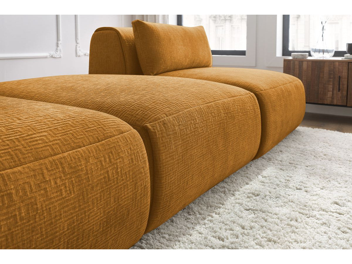 Sofa JEANNE, 3 vietų, geltona svetainės interjere