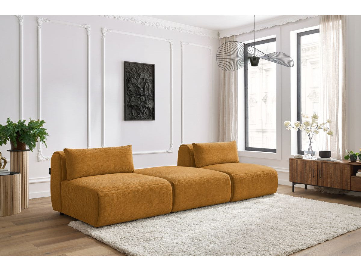 Sofa JEANNE, 3 vietų, geltona šalia kavos staliuko