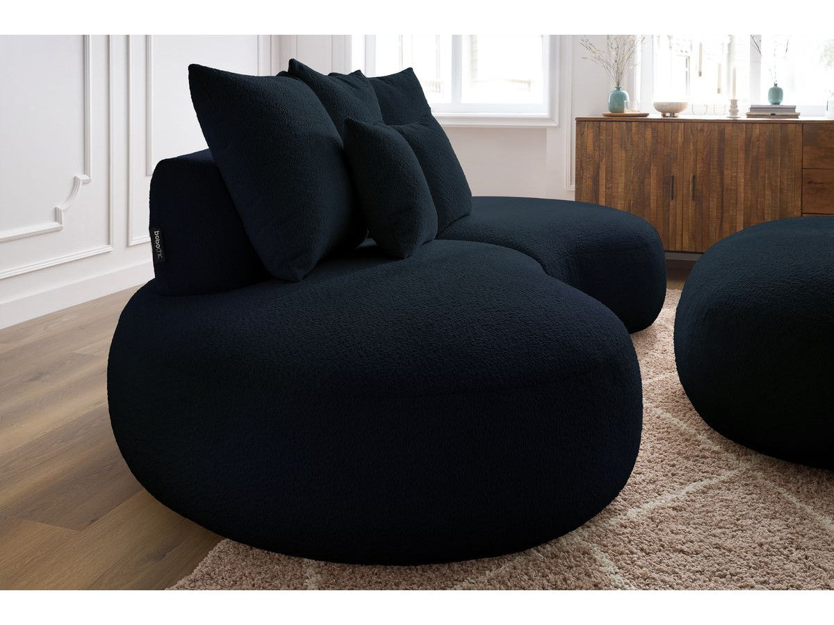 Sofa 3 vietų SAINT-GERMAIN su pufu, bouclé, tamsiai mėlyna svetainės interjere