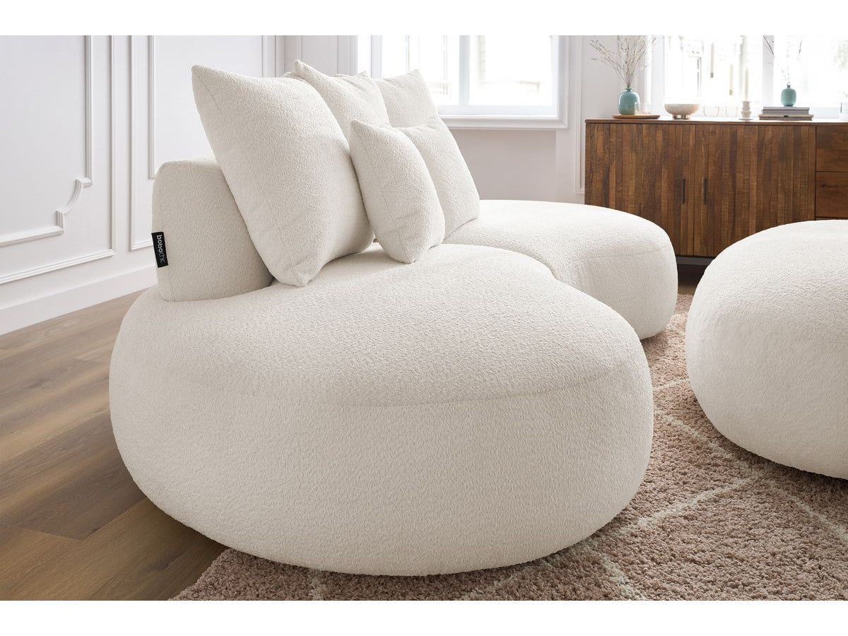 Sofa 3 vietų SAINT-GERMAIN su pufu, bouclé, balta svetainės interjere