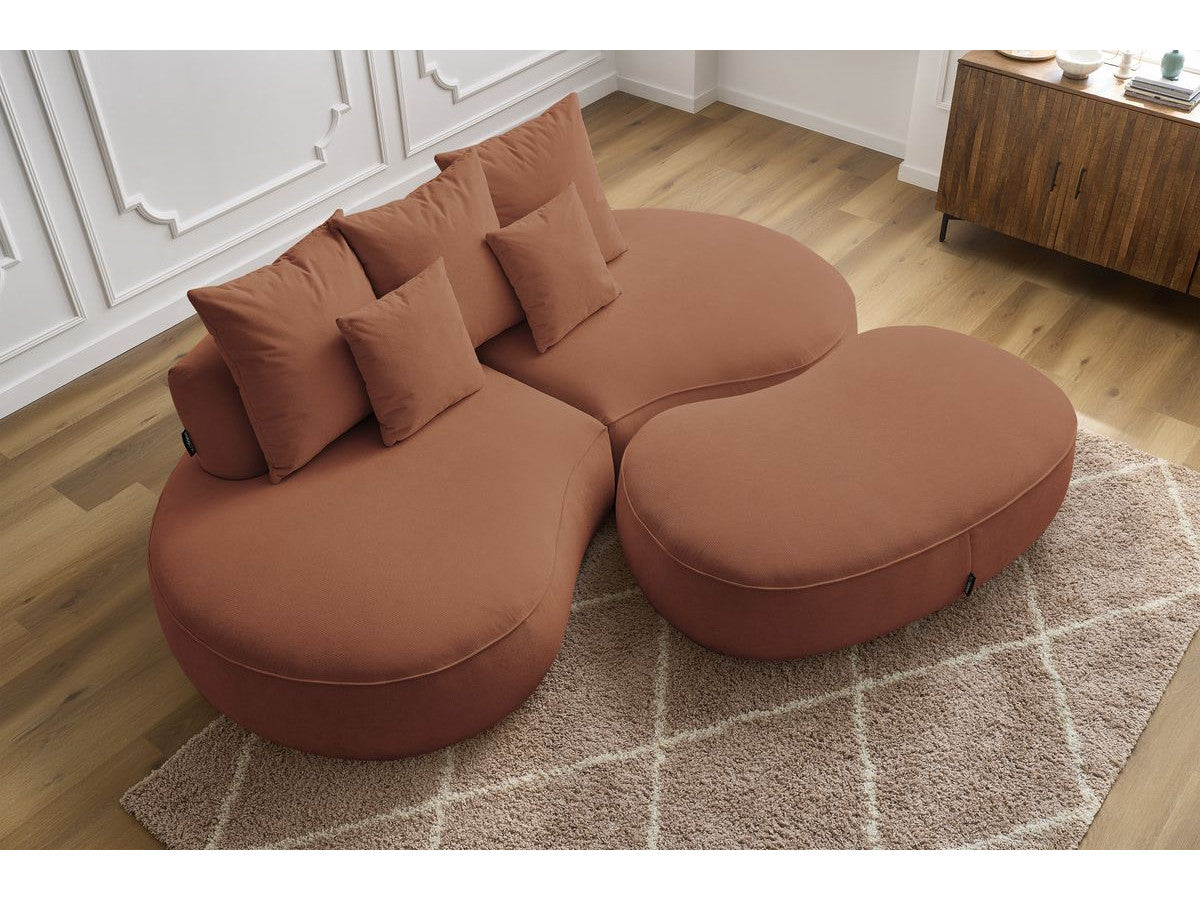 Sofa 3 vietų SAINT-GERMAIN su pufu, oranžinė šalia kavos staliuko