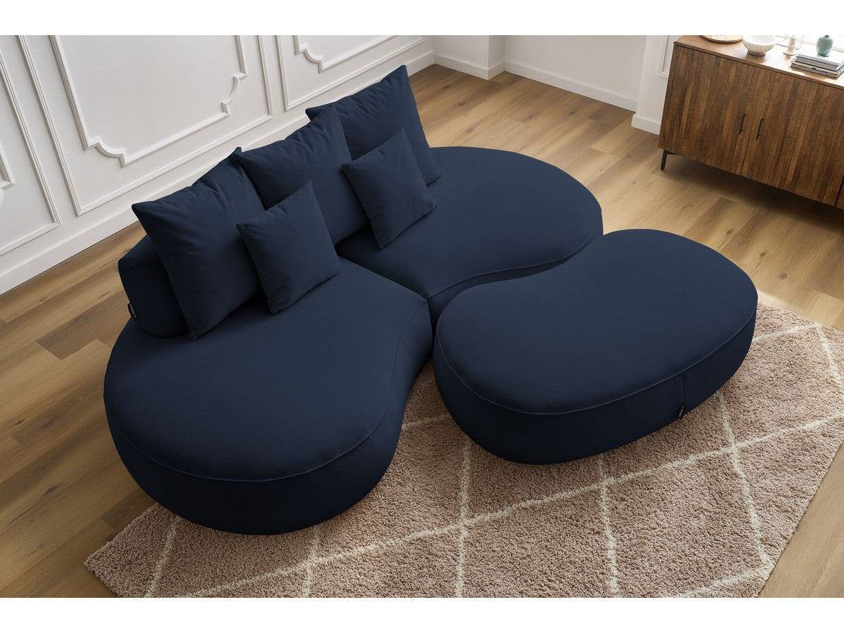 Sofa 3 vietų SAINT-GERMAIN su pufu, tamsiai mėlyna šalia kavos staliuko