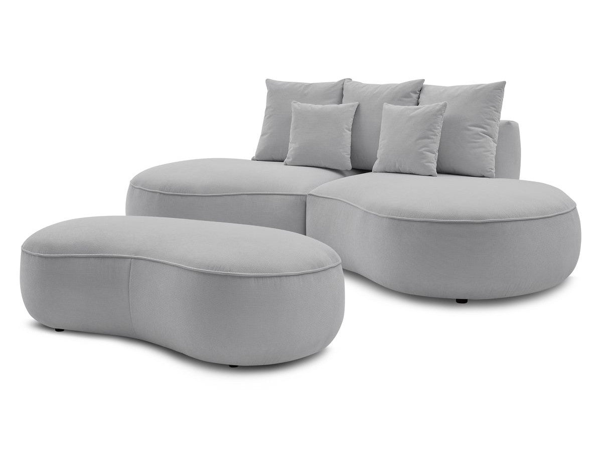 Sofa 3 vietų SAINT-GERMAIN su pufu, šviesiai pilka svetainės interjere