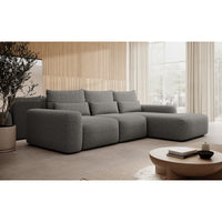 Kampinė sofa LIVA interjere su dekoro elementais