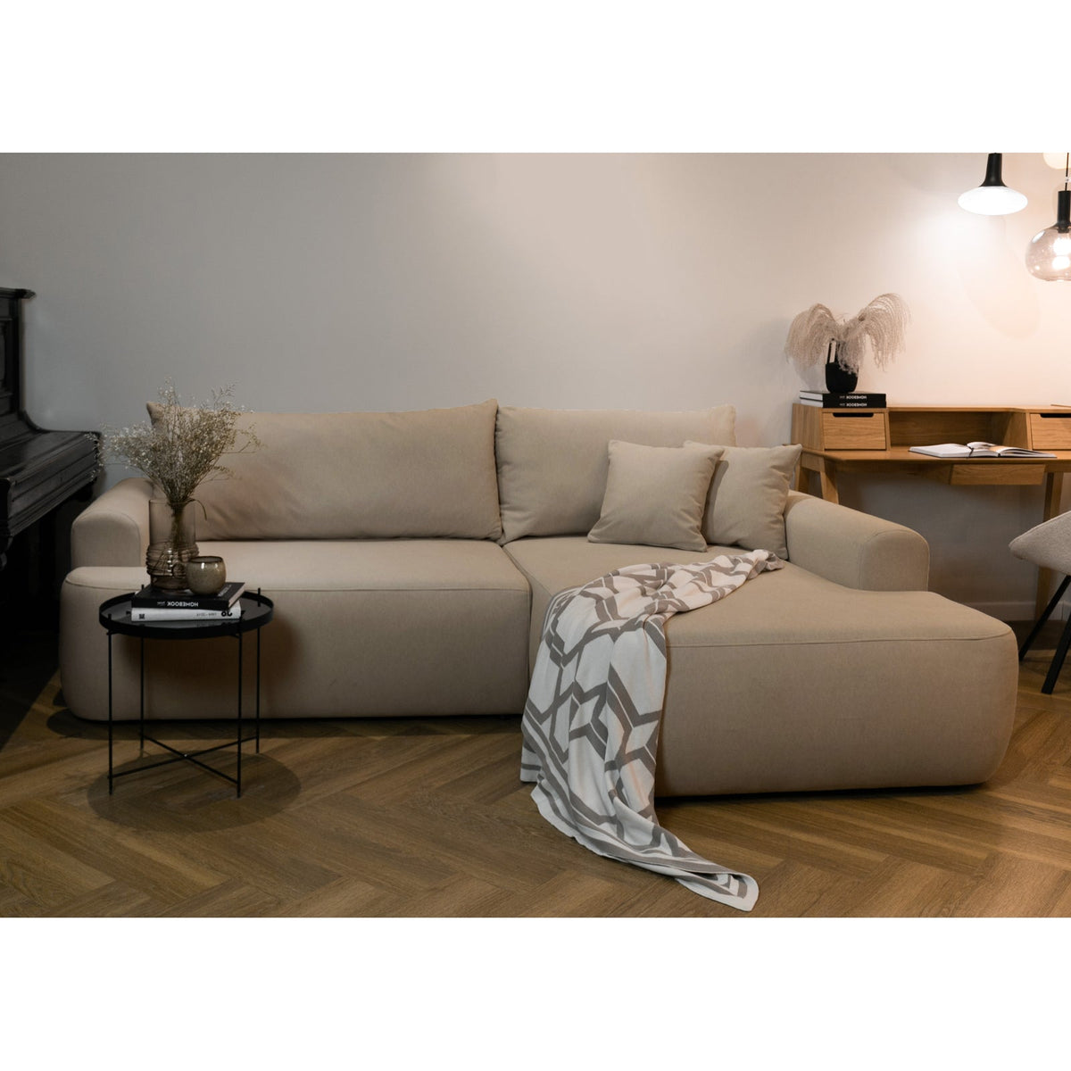 Kampinė sofa CORMAC, smėlinė, dešinė veliūro – naudojimo pavyzdys