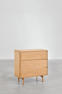 Medžio lukšto komoda FENUORA su lakuota apdaila miegamajui ar svetainei