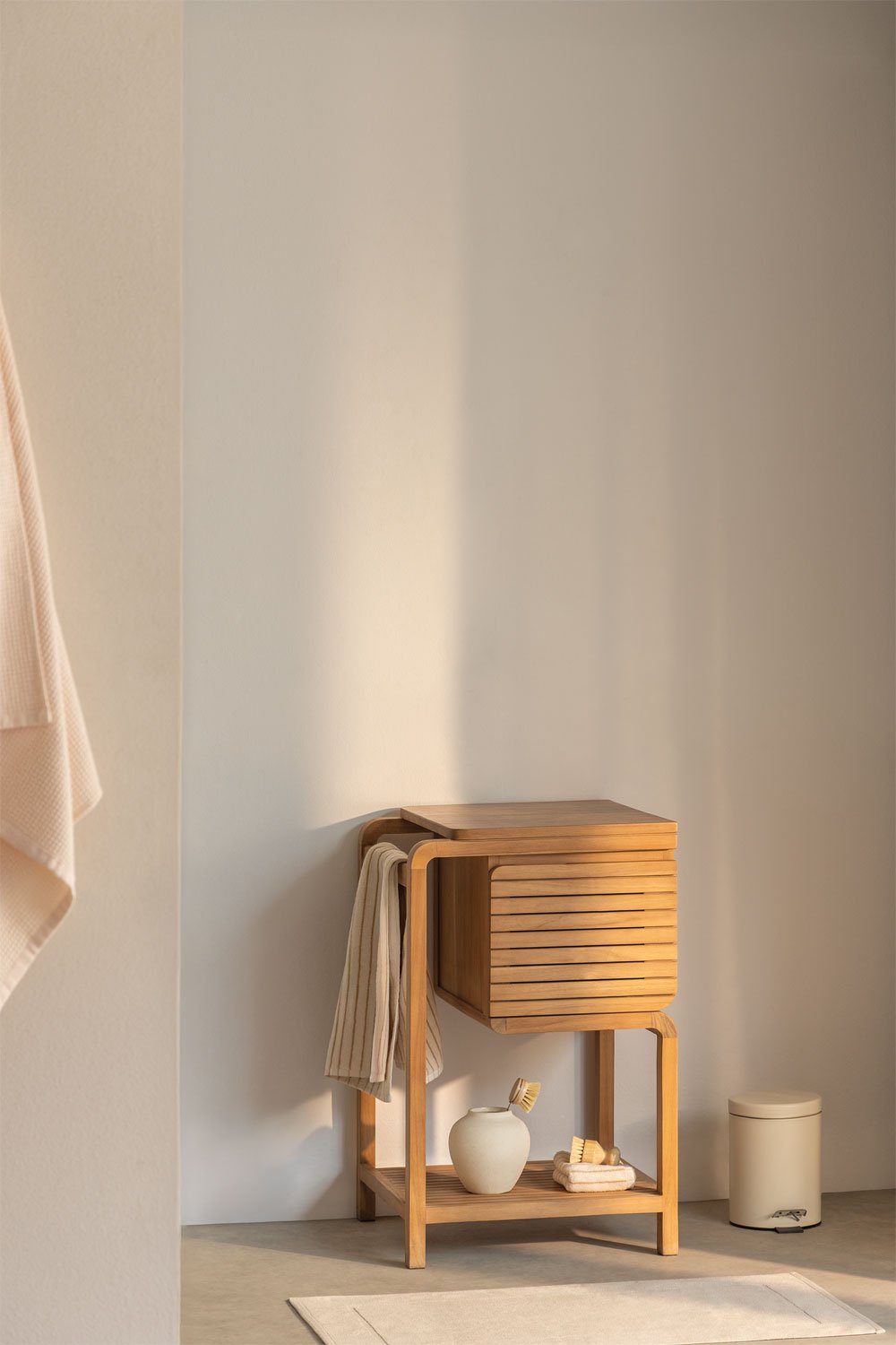 Komplektas VEROERO iš tikmedžio su pakabinama spintele ir rankšluosčių laikikliu