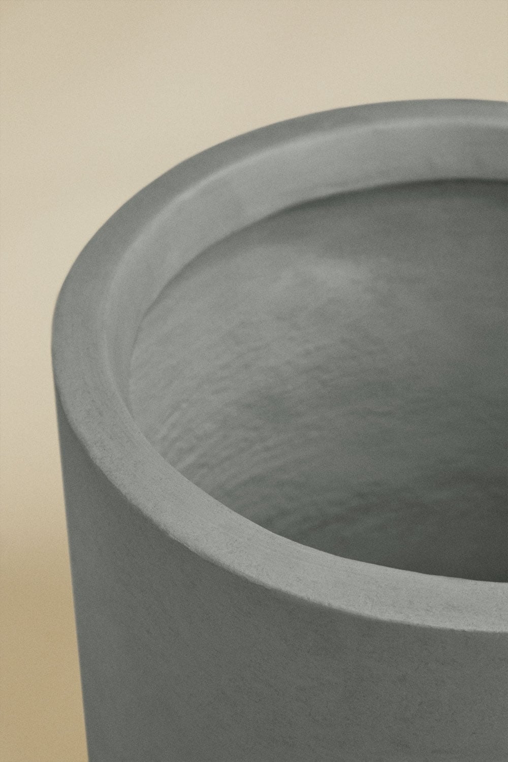 Betono vazonas AUREVA svetainės interjere