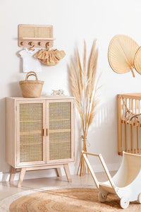 drewniany-kredens-z-2-drewnianymi-drzwiami-ralik-design