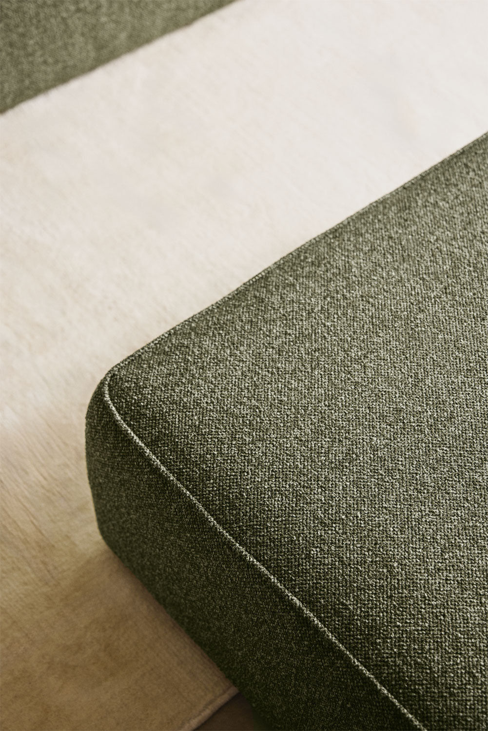 Modulinė kampinė sofa KARDENA su dešiniuoju gultu ir pufu – interjere