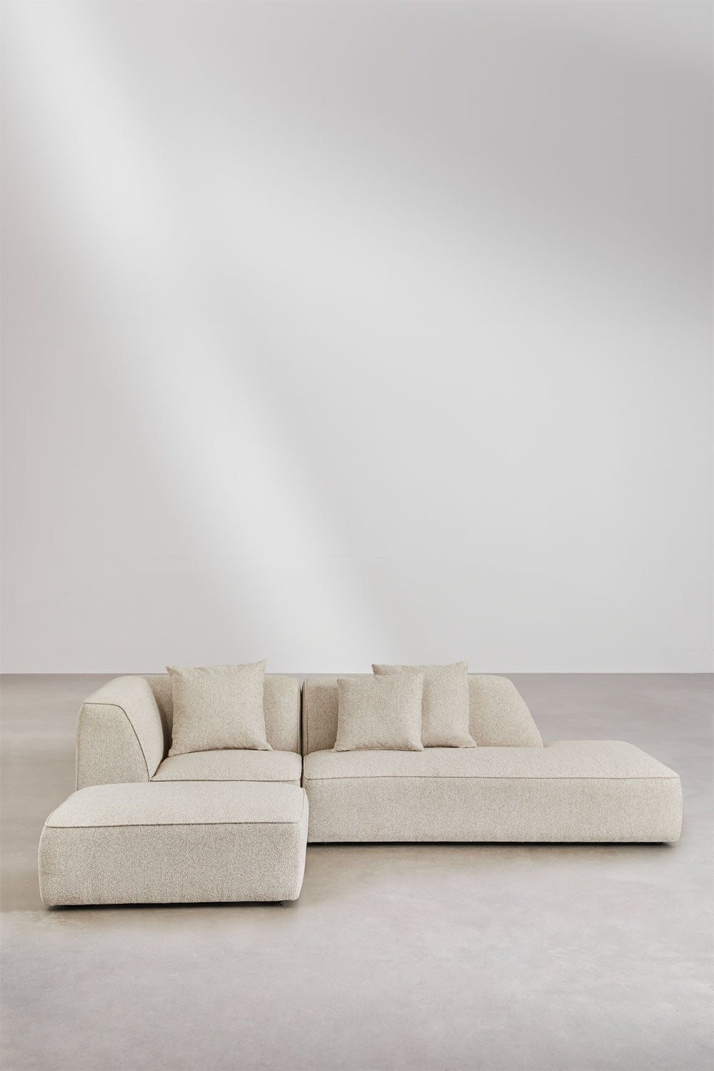 Modulinė kampinė sofa KARDENA su dešiniuoju gultu ir pufu – kitu rakursu