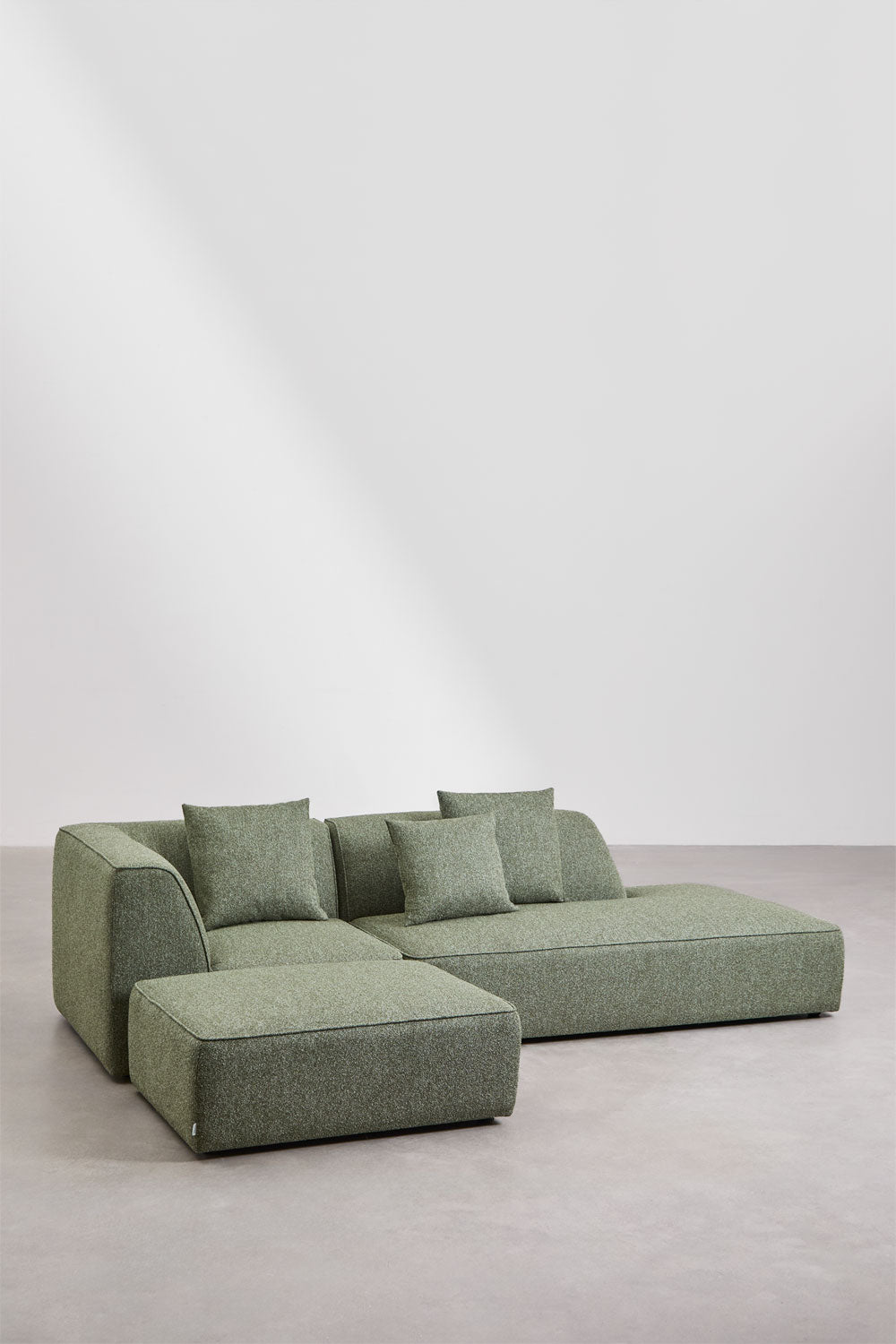 Modulinė kampinė sofa KARDENA su dešiniuoju gultu ir pufu – artimas planas