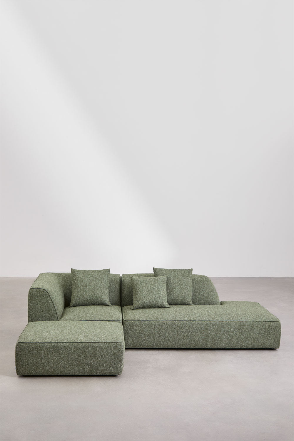 Modulinė kampinė sofa KARDENA su dešiniuoju gultu ir pufu – detalus vaizdas