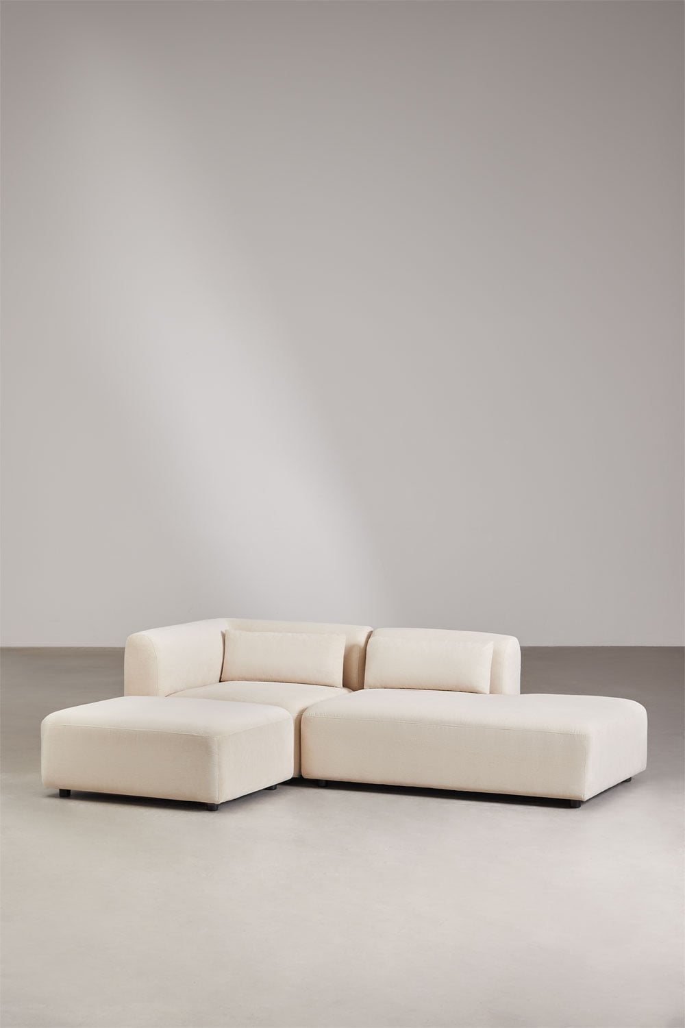 Kampinė sofa FOGLERA – bendras vaizdas, smėlio spalvos velvetas šenilo