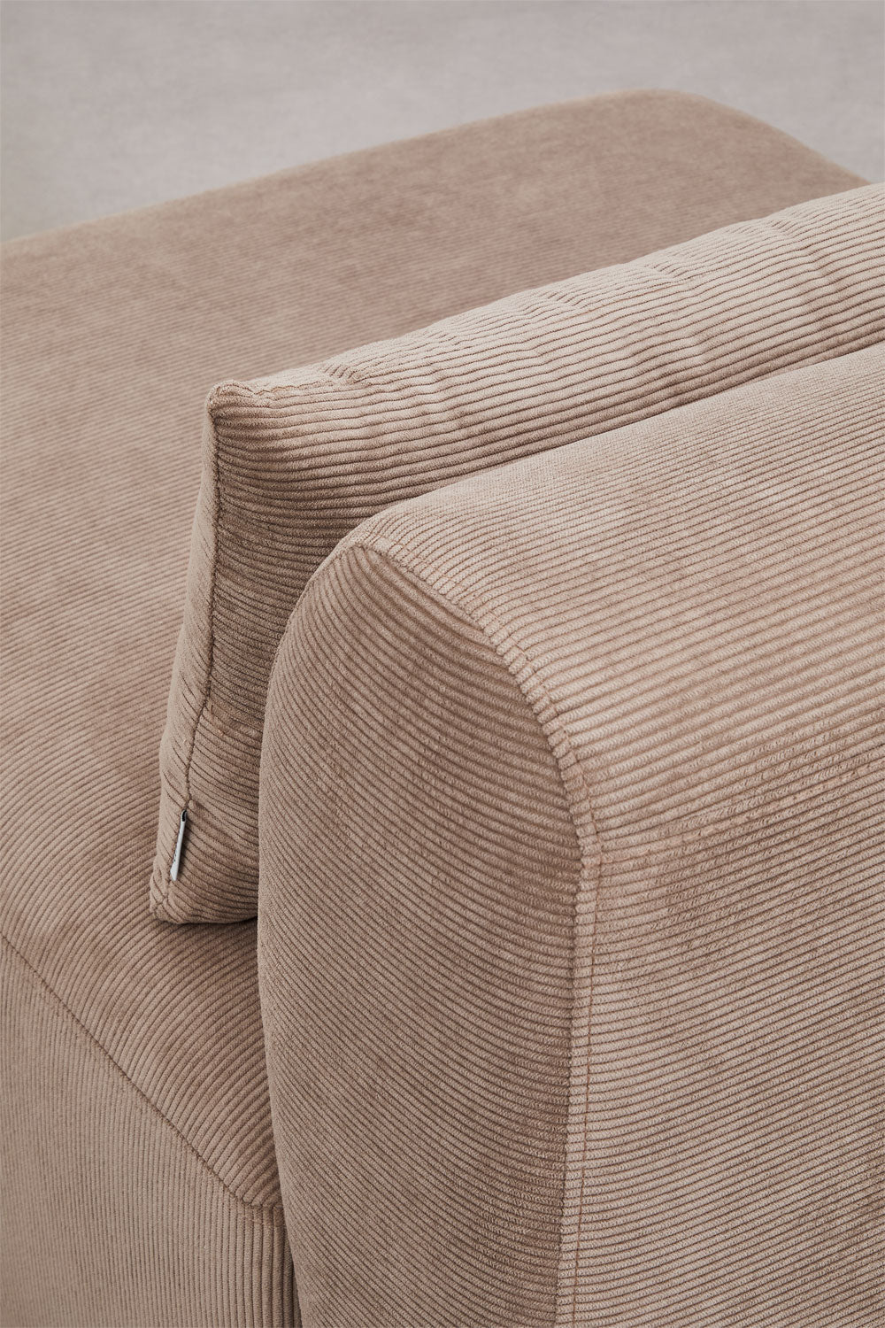 Sofa FOGLERA su pufu – interjere