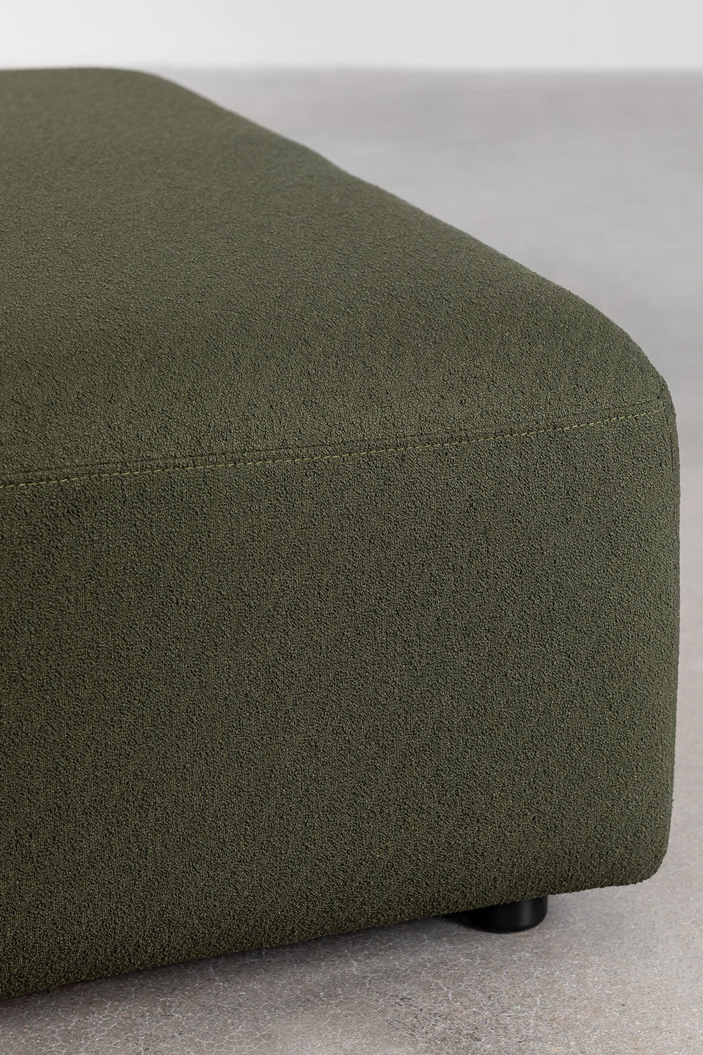 Sofa FOGLERA su pufu – atspalvio detalė